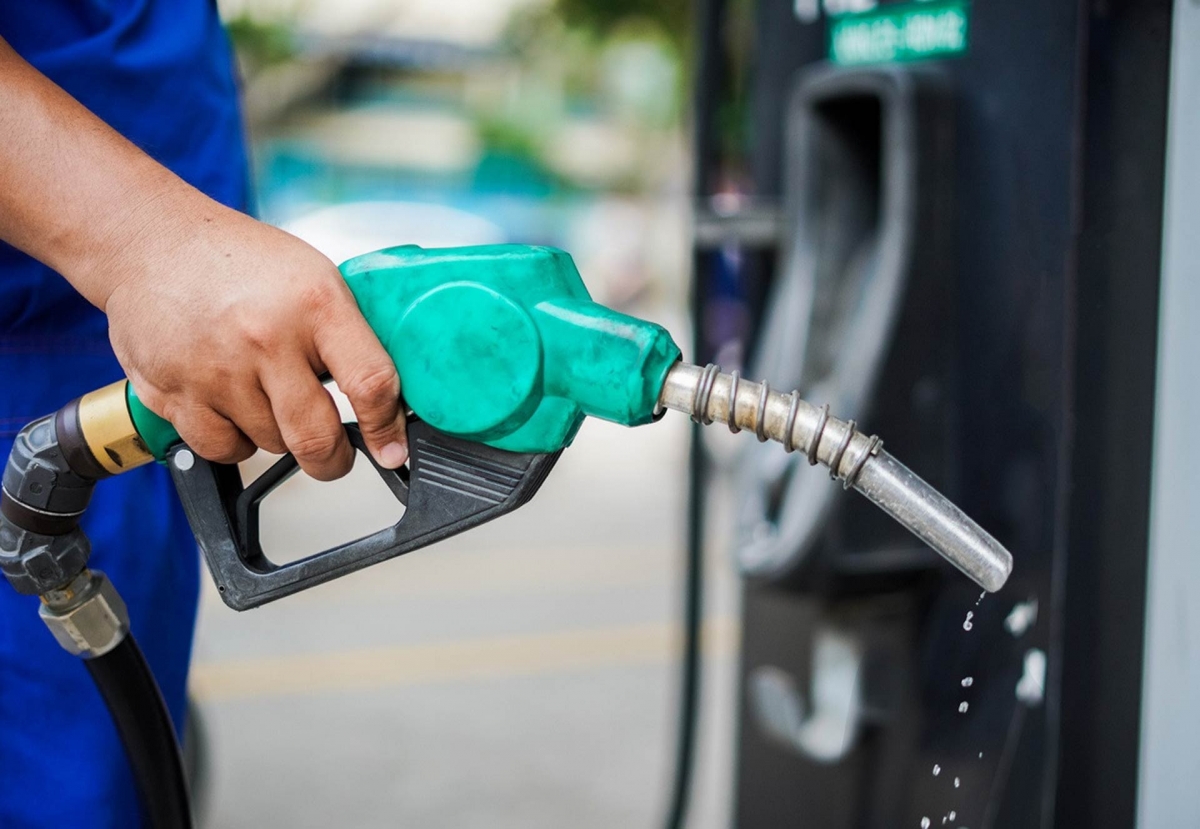 Petrol prices increase sharply to close to VND23,000 per litre